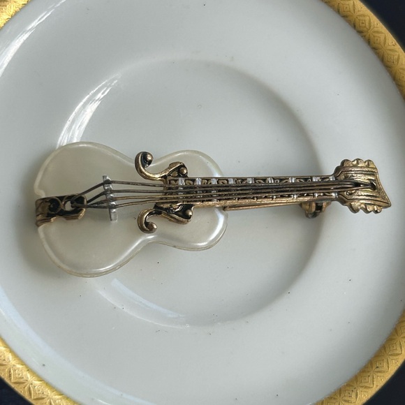 Vintage Gold and Mother-of-Pearl Guitar Brooch - Picture 7 of 7